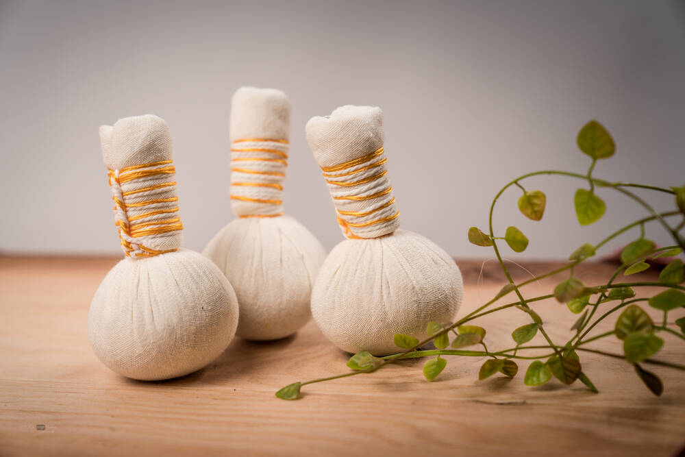 Bio-Alpenkräuter-Stempelmassage